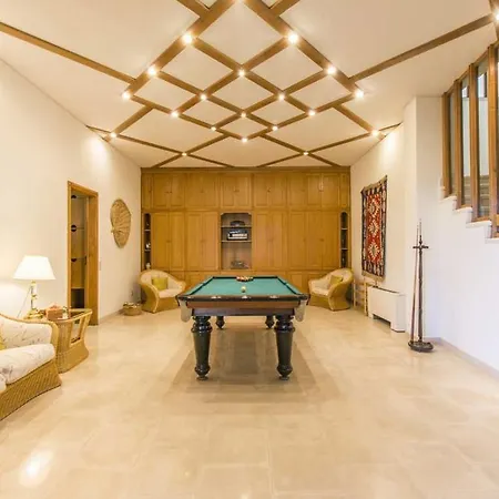 Villa Deluxe Villa Mada-basa Prestige 6 Bedrooms Pool Table Close To Beach *