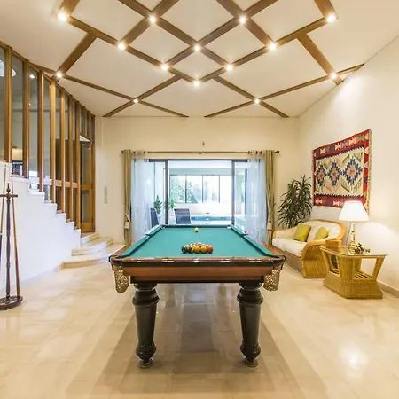 Deluxe Villa Mada-basa Prestige 6 Bedrooms Pool Table Close To Beach